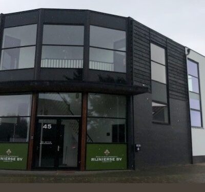 Uitbreiding in aanbouw van bedrijfspand in Cruquius - een project van architect Warnaars in Bloemendaal