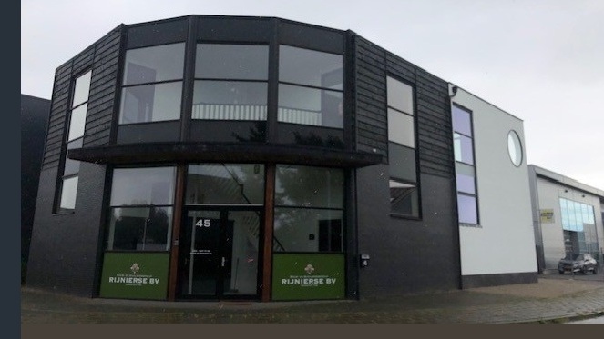 Uitbreiding in aanbouw van bedrijfspand in Cruquius - een project van architect Warnaars in Bloemendaal